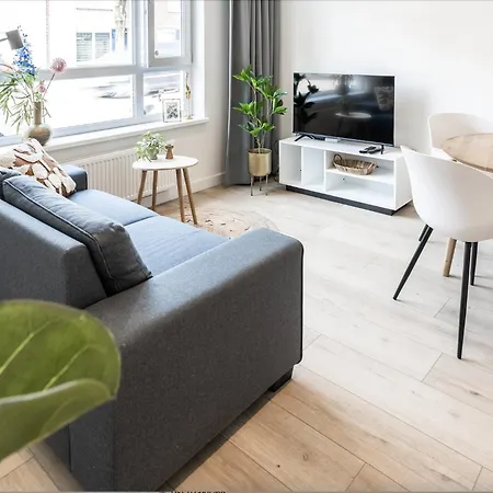 Family In Garden & Kitchen Prázdninový dům