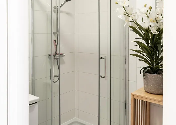 Family In Garden & Kitchen 펜션 *