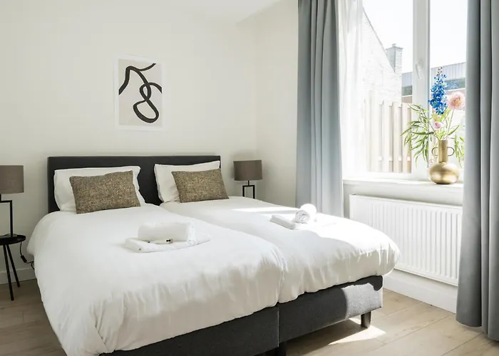 Family In Garden & Kitchen 에인트호번