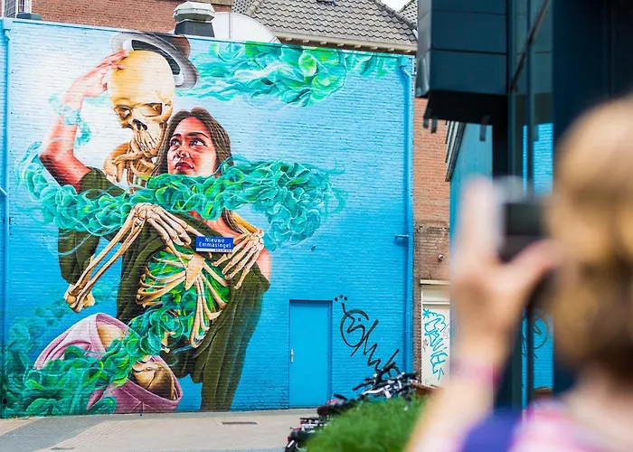 Family In Garden & Kitchen 度假居