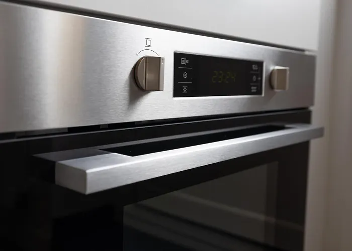 Family In Garden & Kitchen 度假居